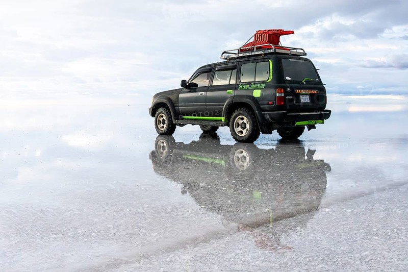 Toyota Land Cruiser tour vehicle, Salar de Uyuni, Uyuni, Bolivia, South America