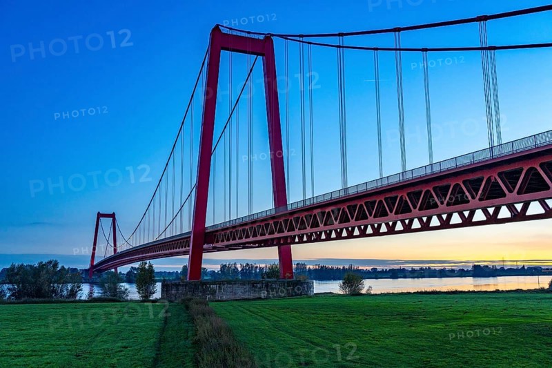 The Emmerich Rhine Bridge, federal road B220, evening light, at 803 m the longest suspension bridge in Germany just in front of the Dutch border, Rhine kilometre 853, 2 it is the northernmost German Rhine bridge, North Rhine-Westphalia, Germany, Europe