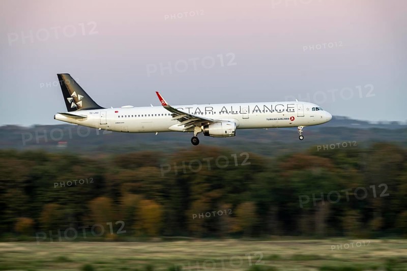 Turkish Airlines, Star Alliance, Airbus A321, landing at Cologne-Bonn Airport, CGN, North Rhine-Westphalia, Germany, Europe