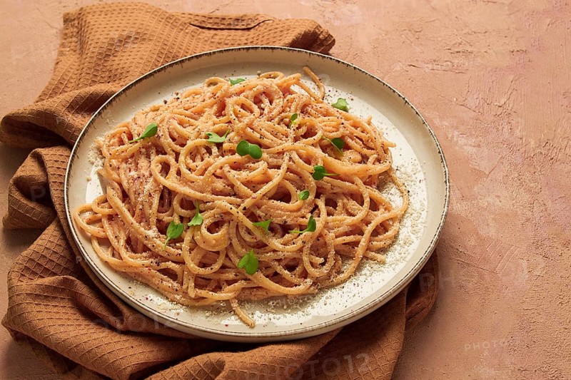 Spaghetti carbonara, in creamy garlic sauce, pasta in white sauce, homemade, no people