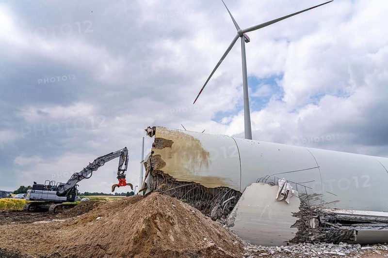 Demolished tower of a 20 year old wind turbine, in the Werl wind farm, 5 old Enercon E-66 turbines are demolished, 2 new Siemens SG6.6-170 wind turbines replace them, the 2 new wind turbines produce twice as much energy, 12 MW power, as the 5 old wind turbines, called repowering, demolition work, Werl, North Rhine-Westphalia, Germany, Europe