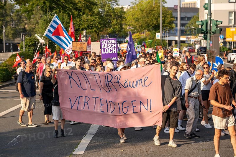 Protests against a so-called citizens' dialogue of the AfD in the Philharmonie in Essen, the employees of the Essen Theatre and Philharmonie have called for it, about 3000 people demonstrated in the municipal park, between Aalto Theatre and Philharmonie against the event, the police sealed off the venue, Essen North Rhine-Westphalia, Germany, Europe