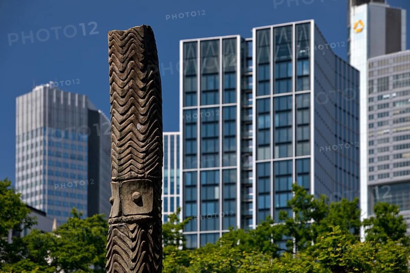 Stele made of carved wood from Papua New Guinea at the Weltkulturen Museum in front of skyscrapers, Kontrast der Kulturen, Frankfurt am Main, Hesse, Germany, Europe