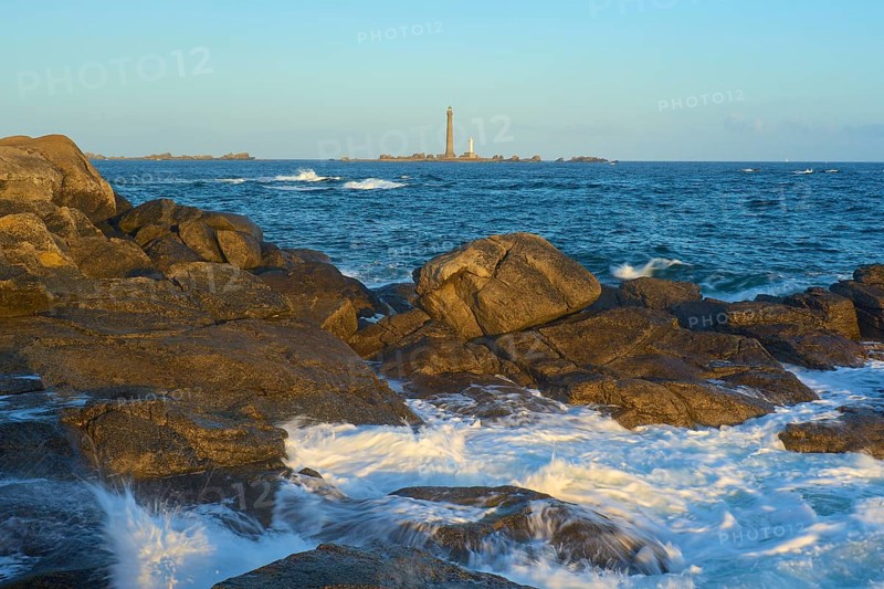 Lighthouse Phare I'Ile Vierge on the island llle Vierge, in the foreground a rocky coastal landscape, L lle Vierge, Plouguerneau, Finistere, Brittany, France, Europe