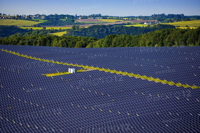 Large ground-mounted photovoltaic system, solar park in the Southern Eifel nature park Park, Ardennes, Arzfelder Hochfläche, Dauwelshausen, Rhineland-Palatinate, Germany, Europe
