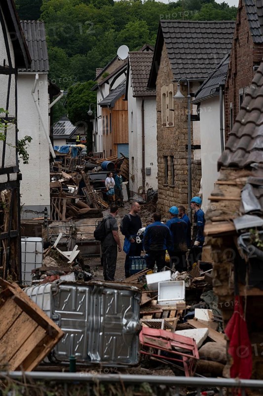 Flood in North Rhine-Westphalia, the village of Iversheim on the Erft was almost completely flooded Damage to almost all buildings and the road, clean-up work, Iversheim, district of Bad Münstereifel, North Rhine-Westphalia, Germany, Europe
