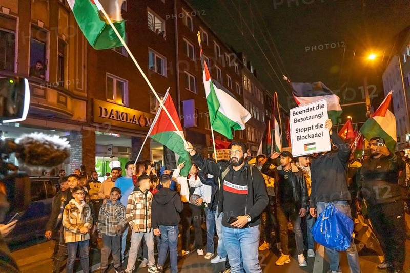 Demonstration by pro-Palestinian activists in Duisburg-Hochfeld, around 110 demonstrators marched through the neighbourhood justifying Hamas' attack against Israel, Duisburg, North Rhine-Westphalia, Germany, Europe