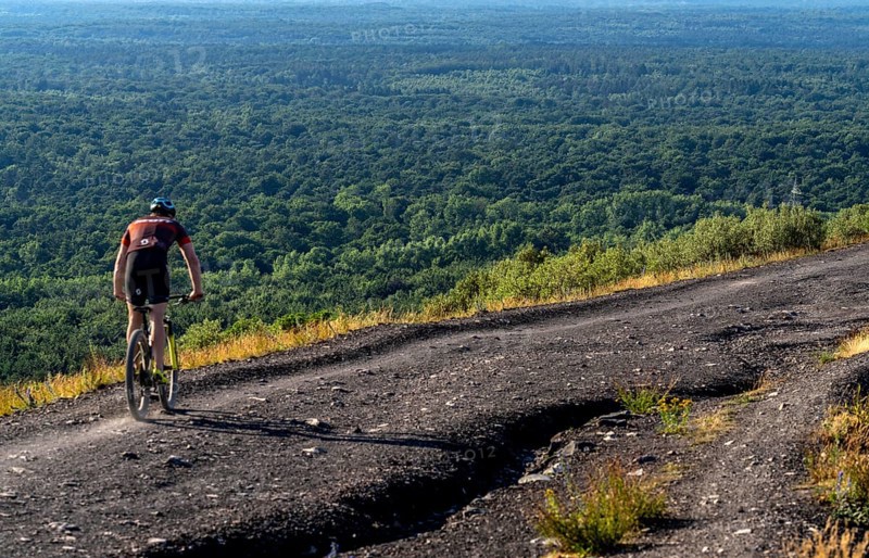 The Haniel spoil tip, 185 metres high, at the Prosper Haniel mine, which was closed in 2019, mountain bikers, in the background the Hiesfelder Wald forest and the Kirchheller Heide, Bottrop, Germany, Europe