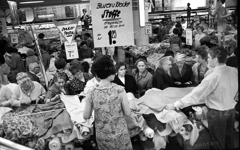 DEU, Germany, Dortmund: Personalities from politics, business and culture from the years 1965-71, Essen. Summer Sale (SSV) 1965, Europe