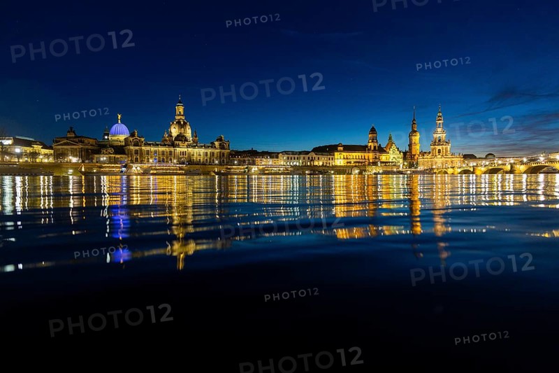 Due to the heavy precipitation in the form of snow and rain, alert level 3 has been declared on the Elbe in Dresden. The maximum level is expected to be 6.37 metres on 29.12.2023. The Terrassenufer was closed due to flooding and the first flood protection barriers were installed, Dresden, Saxony, Germany, Europe