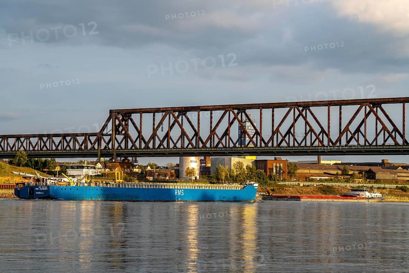 The railway bridge Duisburg-Hochfeld-Rheinhausen, over the Rhine, regional trains and many goods trains cross the Rhine here, from 1950, steel truss bridge, Duisburg, North Rhine-Westphalia, Germany, Europe