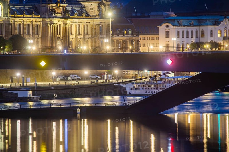 In the early hours of the morning, a section of the Carola Bridge collapsed for unknown reasons. Over a length of around 100 metres, the section on which the trams normally run has collapsed into the Elbe. The area is cordoned off, partial collapse of the Carola Bridge in Dresden, further bridge sections are in acute danger of collapsing, Dresden, Saxony, Germany, Europe