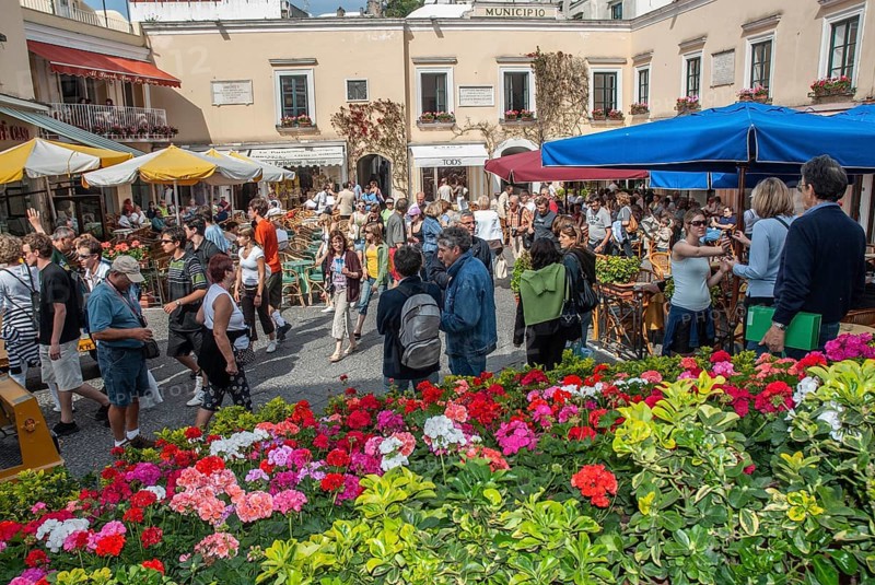 Folk life in the square in the center of Capri town, island of Capri, Campania, Italy, Europe