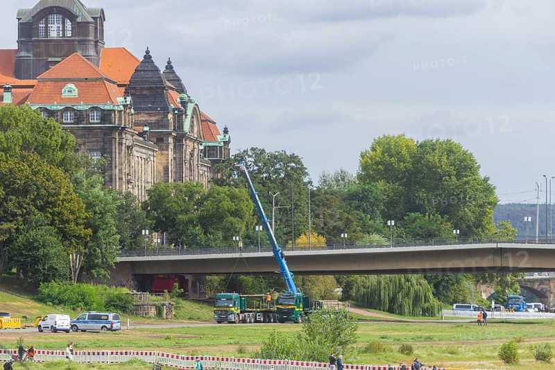 In the early hours of the morning, a section of the Carola Bridge collapsed for unknown reasons. Over a length of around 100 metres, the section on which the trams normally run has collapsed into the Elbe. The area has been cordoned off. The bridge bearing on the Neustadt side has been stabilised, partial collapse of the Carola Bridge in Dresden, further bridge sections are in acute danger of collapsing, Dresden, Saxony, Germany, Europe