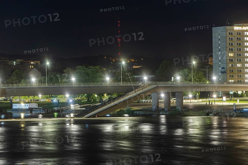 In the early hours of the morning, a section of the Carola Bridge collapsed for unknown reasons. Over a length of around 100 metres, the section on which the trams normally run has collapsed into the Elbe. The partial demolition has been completed. The flood waters are rising, partial collapse of the Carola Bridge in Dresden, Dresden, Saxony, Germany, Europe