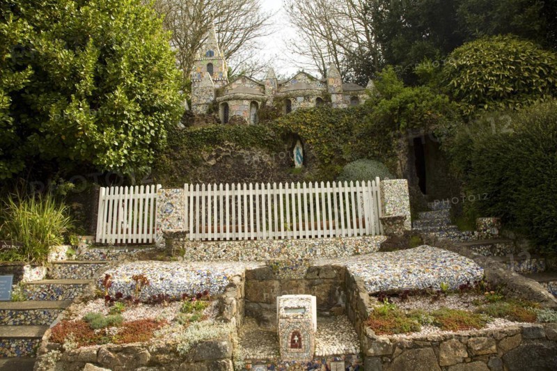 Little Chapel, Guernsey is possibly the smallest chapel in the world. It was built out of seashells and broken pottery by Brother Déodat who started work in March 1914