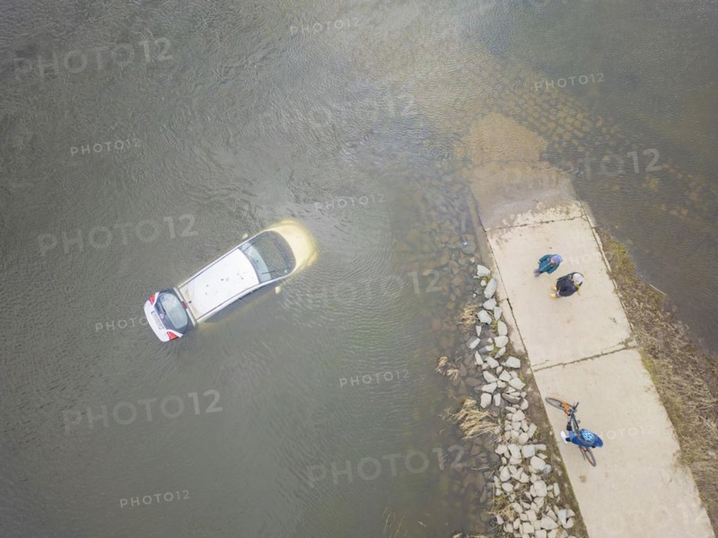 Recently, an inadequately secured car sank in the flood waters of the Elbe and was only located after an extensive search. The recovery is still pending, Dresden, Saxony, Germany, Europe
