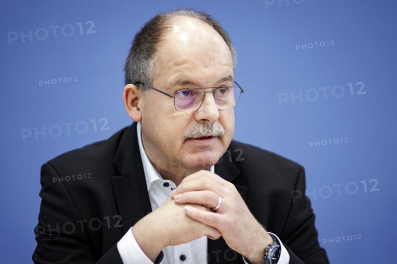 Stefan Koerzell, member of the Executive Committee of the German Trade Union Confederation (DGB), spoke at a press conference on the topic of Averting cuts, securing future investments: In favour of a change of course in financial and budgetary policy at the Federal Press Conference. Berlin, 11.04.2024