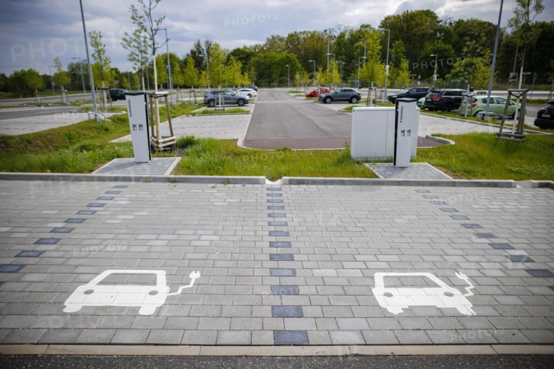 Symbolic photo. Parking spaces and charging points for electric cars are located in a newly built car park at Marquardt railway station in Brandenburg. Marquardt, 23.04.2024