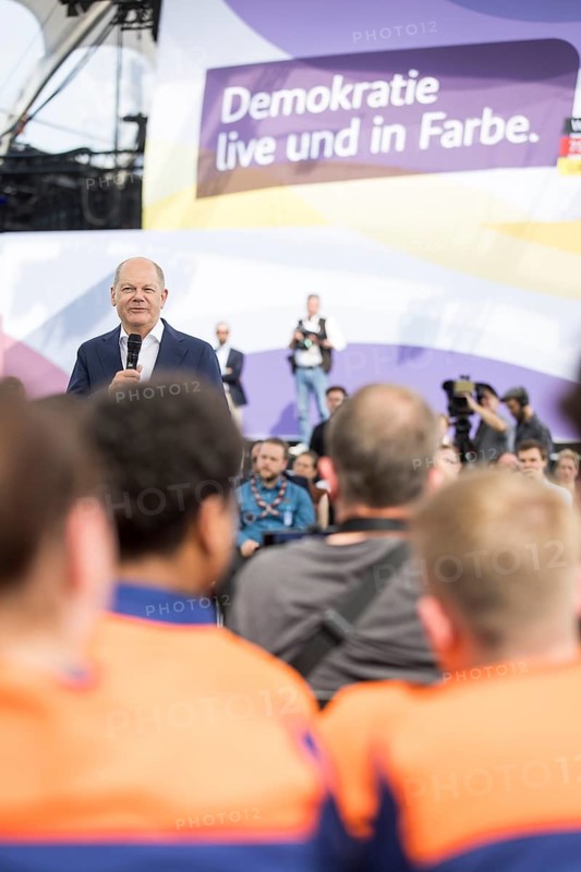 Olaf Scholz (Federal Chancellor, SPD) speaks to members of the Hamburg Fire Brigade at the Germany Dialogue on the topic Together for Democracy in the dialogue forum at Celebrating Democracy. / The Basic Law turns 75, together it will be a celebration in the background a banner with the inscription Democracy live and in colour, Berlin, 24.05.2024