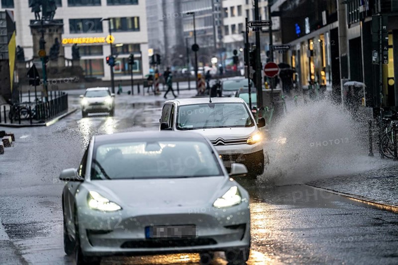 Winter, rainy weather, freezing rain, large puddle, puddle of water, in the city centre, Große Gallusstraße, vehicles driving through, spraying water fountains, Frankfurt am Main, Hesse, Germany, Europe