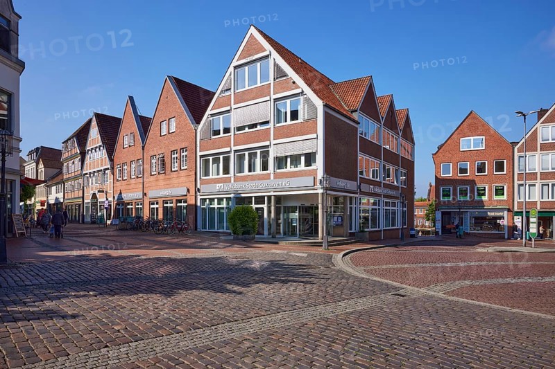 Holzstrasse, part of the pedestrian zone with the main branch of Volksbank Stade-Cuxhaven eG in Stade, Hanseatic city, district of Stade, Lower Saxony, Germany, Europe