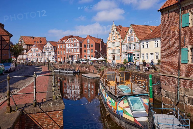 Harbour basin with railings, boats and the gabled houses, brick buildings and half-timbered houses along the Water West in the Old Hanseatic Harbour of Stade, Hanseatic city, district of Stade, Lower Saxony, Germany, Europe