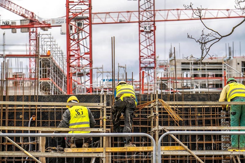 Major construction site in Düsseldorf, on the B8, Danziger Straße, construction of a residential and commercial complex, Deiker Höfe, work on a reinforced concrete wall, North Rhine-Westphalia, Germany, Europe