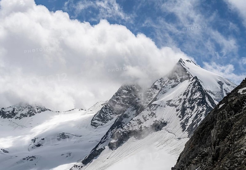 Mountain landscape of rock and ice, glaciated mountain peak Großer Möseler, glacier Waxeggkees, Berliner Höhenweg, Zillertal Alps, Tyrol, Austria, Europe