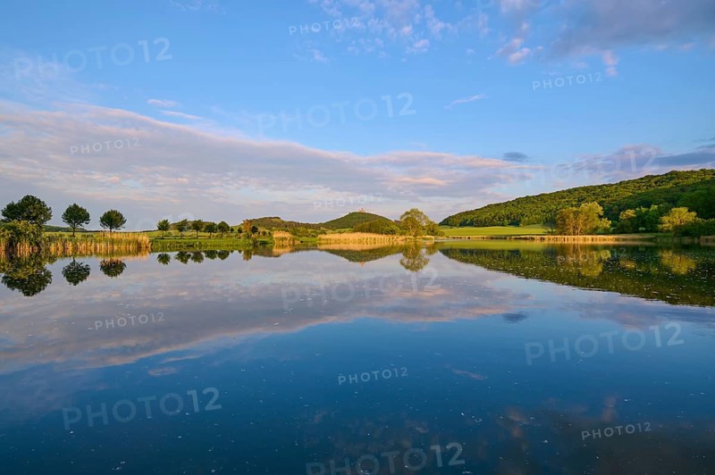 Lake with reflection in spring with castle at sunset, Veste Wachsenburg, Amt Wachsenburg, Drei Gleichen, Ilm-Kreis, Thuringia, Germany, Europe