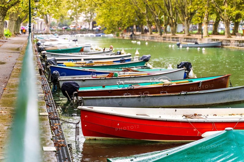 Boats at waterfront of city of Annecy, Departement Haute-Savoie, region Auvergne-Rhône-Alpes, France, Europe
