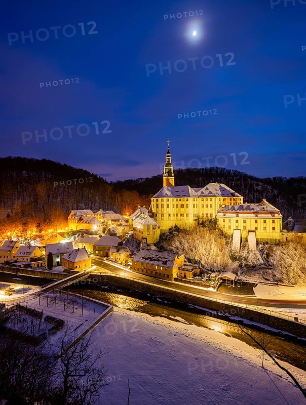 Winter evening in the Müglitz valley, impressively illuminated Weesenstein Castle at the blue hour, Weesenstein, Saxony, Germany, Europe