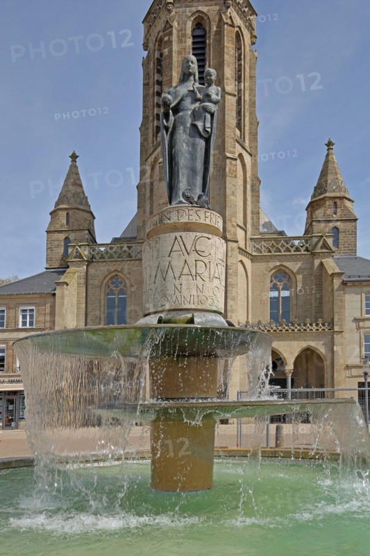 Marienbrunnen with Madonna figure built in 1954 and St Ludwig Church, inscription, Maria, Großer Markt, Saarlouis, Saarland, Germany, Europe
