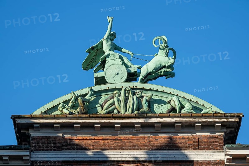 Bronze sculpture, mythological scene with a chariot by Stephan Sinding, dipylon or double Tor tor or Dobbeltporten, designed by architect Vilhelm Dahlerup, Carlsberg district, Copenhagen, Denmark, Europe