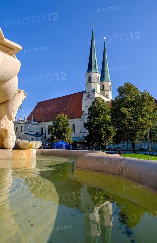 Pilgrimage, Kapellplatz with the parish and collegiate church of St Philipp and Jakob, Altötting, Upper Bavaria, Germany, Europe