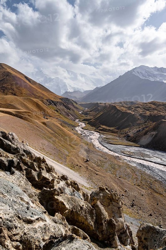 Achik Tash river, Achik Tash valley, behind glaciated and snow-covered mountain peak Pik Lenin, Trans Alay Mountains, Pamir Mountains, Osh Province, Kyrgyzstan, Asia