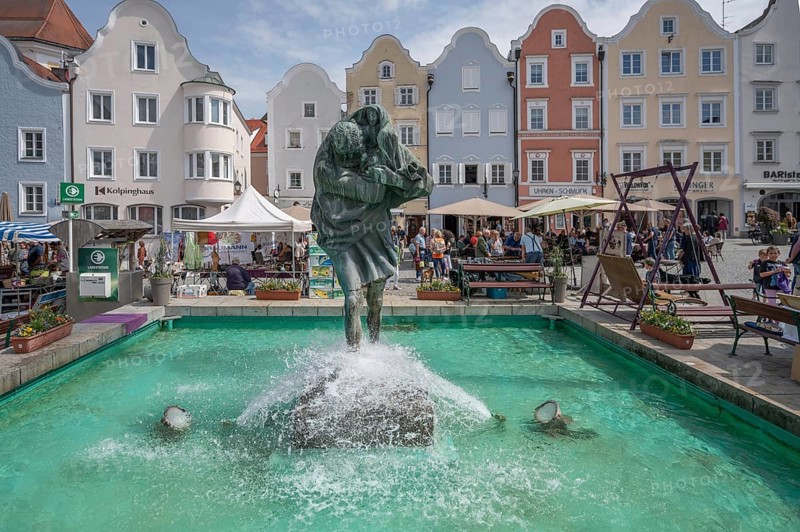 Chistopherus Fountain, created in 1963 by Prof. Hans Wimmer, behind late baroque row of houses, Upper Town Square, Schärding, Upper Austria, Austria, Europe