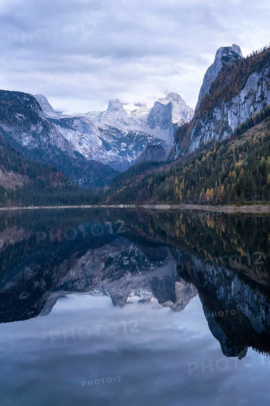 The Vordere Gosausee lake in autumn with a view of the Dachstein mountain range. The Gosaukamm on the right. Clouds in the sky. Vorderer Gosausee, Gosau, Gosau valley, Salzkammergut, Upper Austria, Austria, Europe