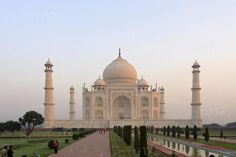 Taj Mahal, built by the Grand Mogul Shah Jahan in memory of his principal woman Mumtaz Mahal, who died in 1631, Agra, Uttar Pradesh, India, Asia