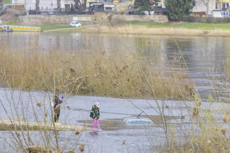 Recently, an inadequately secured car sank in the flood waters of the Elbe and was only located after an extensive search. The recovery is still pending, Dresden, Saxony, Germany, Europe