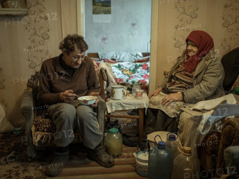 Varvara, 85, and her son Leonid, 56. Leonid looks after his mother, who is in need of care. She herself, Leonid and his brother live off the old woman's small pension. In Borshchivka, people only survive thanks to humanitarian aid, the front is only a few kilometres away as the crow flies, Borshchivka, Raion Isjum, Kharkiv Oblast, Ukraine, Europe