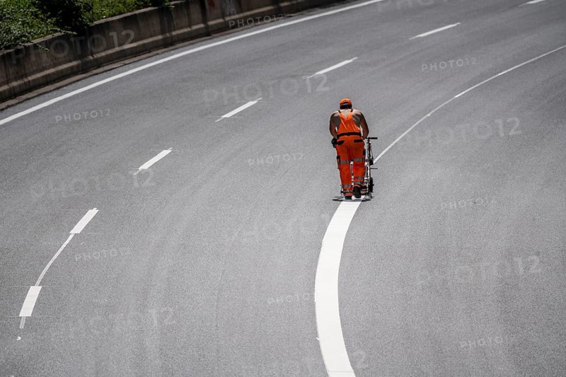 Marking work after the renewal of the road surface on the A40 motorway between the Kaiserberg junction and Mülheim-Heißen, in the direction of Essen, over a length of 7.6 kilometres, with whisper asphalt, so-called open-pored asphalt, 10-day closure of the motorway, North Rhine-Westphalia, Germany, Europe