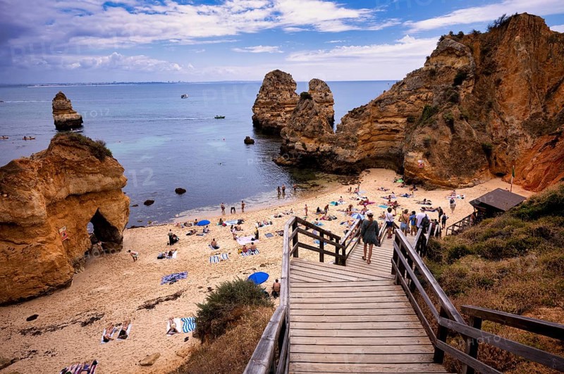 Access via wooden boardwalk, wooden walkway, boardwalk, to the beach, Praia do Camilo, bathers, holidaymakers, Lagos, cliffs, Atlantic Ocean, Algarve, Portugal, Europe