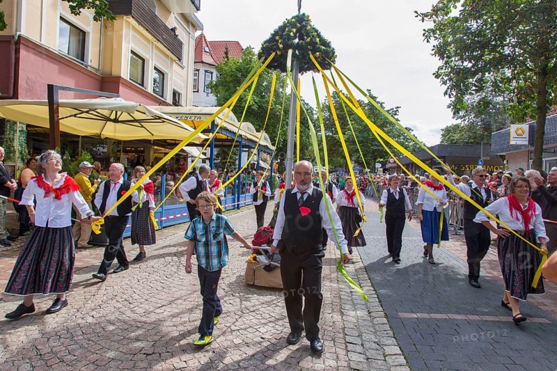 Bad Harzburg, 17.08.14, Dressed in traditional costumes, participants of the 114th German Hiking Day parade through the town centre of Bad Harzburg, 17.08.2014, Bad Harzburg, Lower Saxony, Germany, Europe