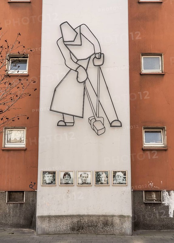 The Schalke Mile, Mile of Tradition, Kurt-Schumacher-Straße in Gelsenkirchen-Schalke, residential building with photos of former Schalke players, legends, Gelsenkirchen, North Rhine-Westphalia, Germany, Europe