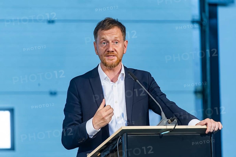 Presentation of the first fuel cell lorry from FES GmbH Fahrzeug-Entwicklung Sachsen. FES GmbH has been involved in the development of fuel cell systems and their application in vehicles for more than seven years and will now register the first truck with a weight of 18 tonnes in road traffic. Saxony's Minister President Michael Kretschmer gives a welcoming speech, FES, Zwickau, Saxony, Germany, Europe