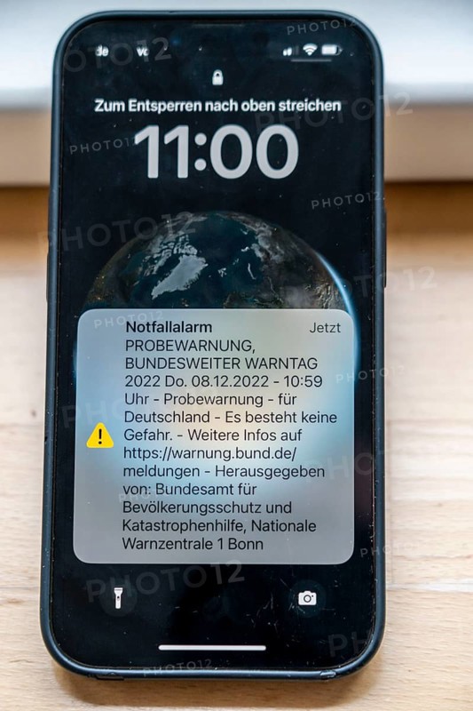 Warning day, 08.12.22 in Germany, first trial warning via cell broadcast, automatic alerting of the population in an emergency, via SMS to mobile phones, simultaneous siren test and information via the NINA warning app