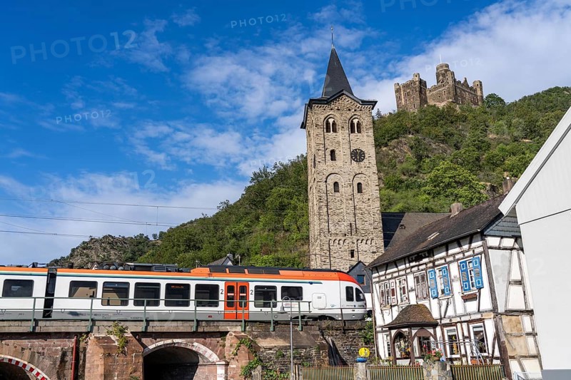 Upper Middle Rhine Valley, railway line on the right bank of the Rhine, regional train, Rheingau Line, goods train line, up to 400 freight trains run here within 24 hours, on both sides, through the Rhine Valley, directly through villages and close to buildings, near the village of St. Goarshausen Wellmich, Maus Castle, Rhineland-Palatinate, Germany, Europe