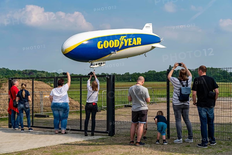 The Zeppelin NT, newly stationed at Essen/Mülheim Airport, undertakes sightseeing flights over the Rhine-Ruhr area, landing approach, onlookers watch the landing, Mülheim an der Ruhr, North Rhine-Westphalia, Germany, Europe