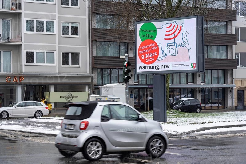 Warning day in North Rhine-Westphalia, the state-wide trial alert takes place on 09.03.23, in addition to sirens, loudspeaker announcements, warning apps, messages on radio, television, internet and social media, the state triggers the warning means Cell Broadcast and over 1100 digital display boards, mostly in cities, for the first time centrally, here Düsseldorf, advertising for the warning day